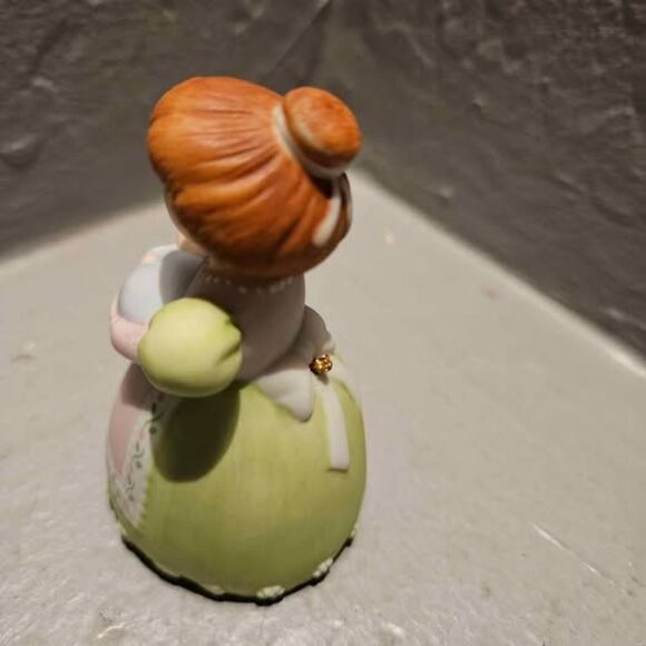 Ceramic Avon Bell 'A Mother's Love' 3" 1988 Porcelain Collectors Bell - Picture 2 of 6